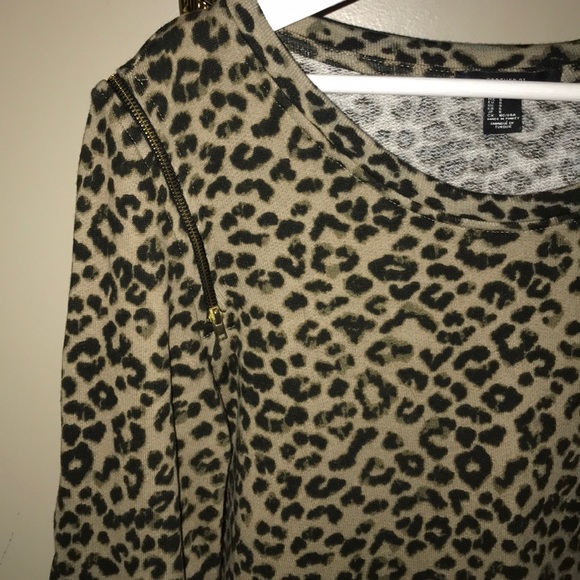 Leopard Print Sweater - Picture 2 of 2
